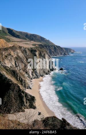 Costa rocciosa con spiaggia di sabbia lungo la California State Route 1, Highway 1, strada costiera all'Oceano Pacifico, CALIFORNIA, STATI UNITI D'AMERICA Foto Stock