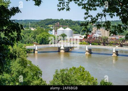La forma y ponte in Zanesville, Ohio con la città e gli elevatori della granella in background. Foto Stock
