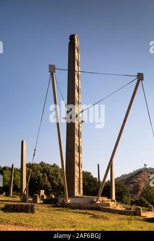 Etiopia, Tigray, Axum (Aksum), stele Park, 28m Ezana Stele supportato per impedire il ribaltamento Foto Stock