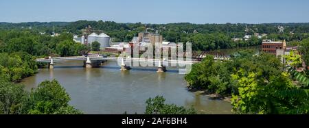 La forma y ponte in Zanesville, Ohio con la città e gli elevatori della granella in background. Foto Stock