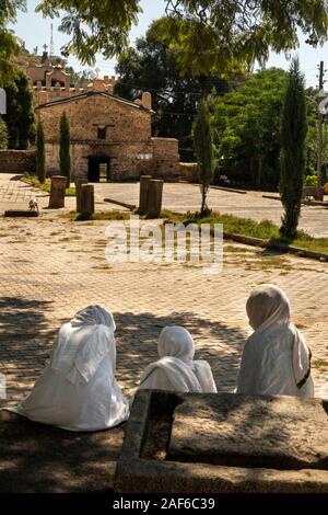 Etiopia, Tigray, Axum (Aksum), Maryam Tsion cattedrale, le donne a Daero Ella sacro Fig Tree Foto Stock