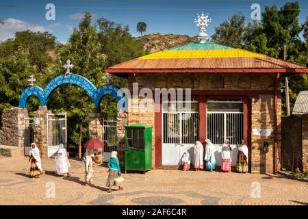 Etiopia, Tigray, Axum (Aksum), Daero Ella, (Da'Ero Ela) plaza, al cancello della Cattedrale di Maryam Tsion Foto Stock