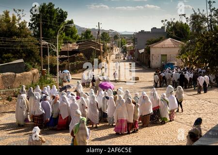 Etiopia, Tigray, Axum (Aksum), Daero Ella, (Da'Ero Ela) plaza, piazza, le donne si sono riuniti dopo il funerale Foto Stock