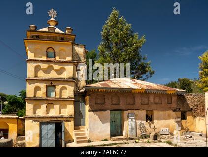 Etiopia, Tigray, Axum (Aksum), il quartiere vecchio, Arabtu Ensessa, Chiesa di quattro bestie, tower con design locale croce sulla parte superiore Foto Stock