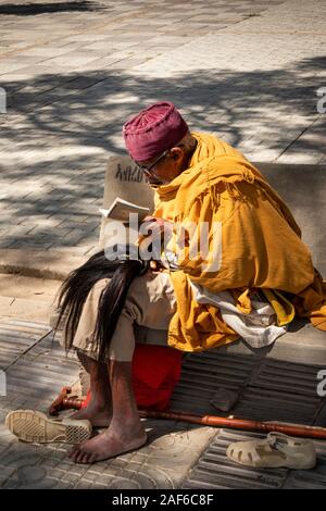 Etiopia, Tigray, Axum (Aksum), Maryam Tsion Monastero Cattedrale di Monaco, leggendo la Bibbia nella luce del sole Foto Stock