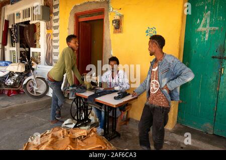 Etiopia, Tigray, Axum (Aksum), il quartiere vecchio, Daero Square, City Centre, sarto al lavoro sulla macchina da cucire Foto Stock