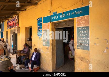 Etiopia, Tigray, Axum (Aksum), il quartiere vecchio, Daero Square, City Centre, sarto al lavoro sulla macchina da cucire al di fuori del negozio di piccole dimensioni Foto Stock