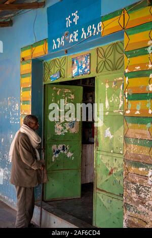 Etiopia, Tigray, Axum (Aksum), il quartiere vecchio, Daero Square, City Centre, uomo elemosina alla porta al di fuori del negozio di piccole dimensioni Foto Stock