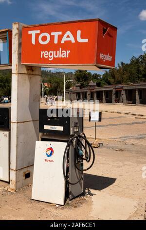 Etiopia, Tigray, Axum (Aksum), il quartiere vecchio, Piazza Daero, totale stazione di benzina, pompe del combustibile Foto Stock