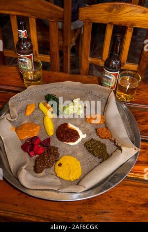 Etiopia, Tigray, Axum (Aksum), centro città, cibo, Injera con baionetta, nazionali in materia di prodotti alimentari comprendente diverse fiocco digiuno vegetariano alimenti Foto Stock