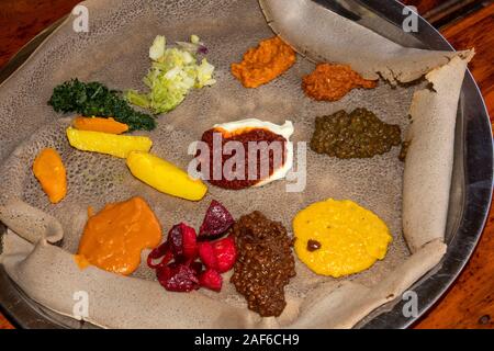 Etiopia, Tigray, Axum (Aksum), centro città, cibo, Injera con baionetta, nazionali in materia di prodotti alimentari comprendente diverse fiocco digiuno vegetariano alimenti Foto Stock
