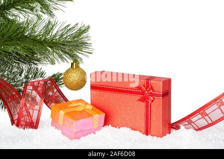 Tema Natale con l'albero presenta, nastro e decorazione Foto Stock