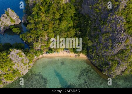 Vista aerea scattata con un drone di una piccola spiaggia presso il fondo di rocce calcaree,Coron,,PALAWAN FILIPPINE Foto Stock