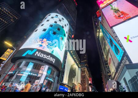 NASDAQ edificio in Time Square di notte Foto Stock