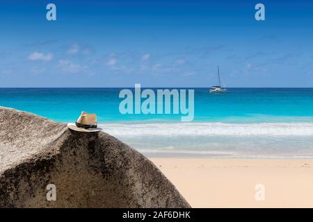 Spiaggia tropicale con belle rock e accessori da spiaggia Foto Stock