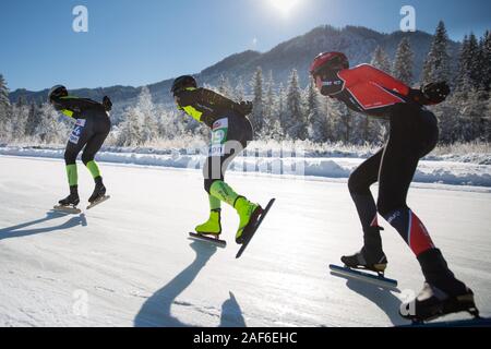 Pattinaggio sul Ghiaccio del Lago in un bellissimo paesaggio invernale. Maratona di campionato velocità di ghiaccio - pattinaggio su ghiaccio naturale, il lago Weissensee, Austria Foto Stock