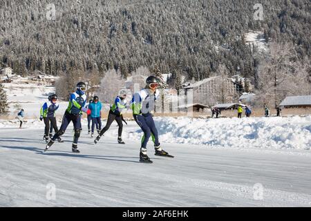 Pattinaggio sul Ghiaccio del Lago in un bellissimo paesaggio invernale. Maratona di campionato velocità di ghiaccio - pattinaggio su ghiaccio naturale, il lago Weissensee, Austria Foto Stock