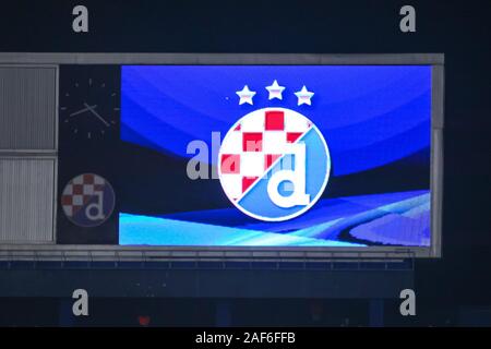 Zagabria, Croazia - 11 Dicembre 2019 : Dinamo stemma sul grande schermo presso lo stadio durante il gioco della Dinamo Zagreb vs Manchester City, UEFA Champ Foto Stock