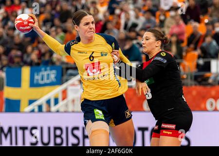 Kumamoto, Giappone. Xiii Dec, 2019. Pallamano, donne: WM 2019, Gioco per collocare 7, 9 giornata, Germania - Svezia. Carin Stromberg (Svezia) e Julia Behnke (Germania). Credito: Marco Wolf/Wolf-sportfoto/dpa/Alamy Live News Foto Stock