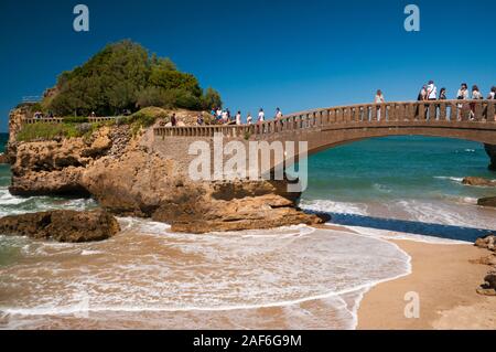 Il lungomare e la roccia bastatm, Biarritz, Pyrenees-Atlantiques (64), Francia Foto Stock