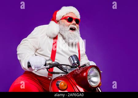 Foto di santa claus ruolo uomo newyear equitazione X-mas feste a tema in bici entusiasti di vedere gli amici indossare occhiali sole pantaloni hat autoreggenti isolato Foto Stock