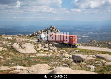 Caramulo / Viseu / Portogallo - 04 15 2019: vista dal Caramulo Mountain, con carrello in movimento lungo la strada, con scogli di granito nel circostante Foto Stock