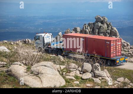 Caramulo / Viseu / Portogallo - 04 15 2019: vista dal Caramulo Mountain, con carrello in movimento lungo la strada, con scogli di granito nel circostante Foto Stock