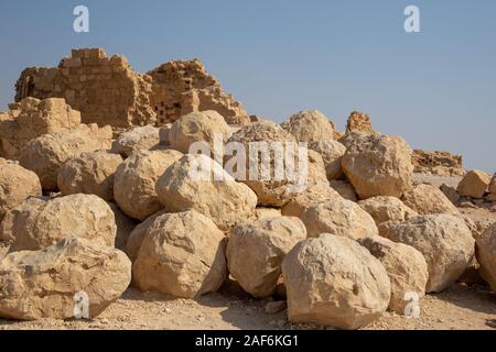 Pila di Roman ballista sfere Masada national park, Israele Foto Stock