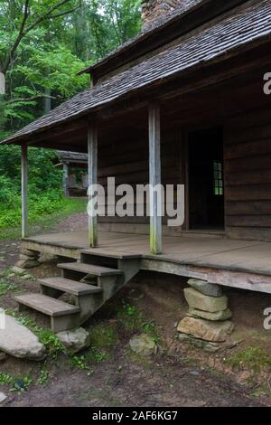 Una vecchia cabina usurati portico nel sud monti Appalachi.. Foto Stock