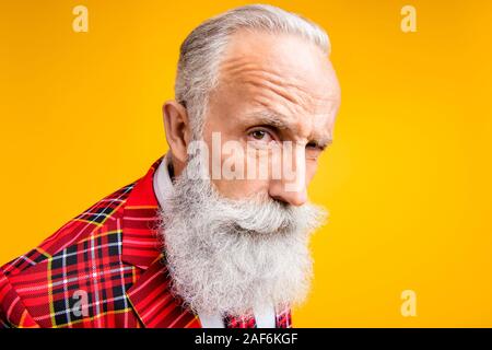 Penso che siete bugiardo. Primo piano di raffreddare il nonno guy elegante lunga barba hanno dubbi cercando di usura sospette di tartan blazer abito giallo isolato Foto Stock