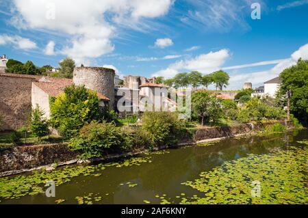 Thouet riverbank nella città medievale di Parthenay, Deux-Sevres (79), Nouvelle-Aquitaine, Francia Foto Stock