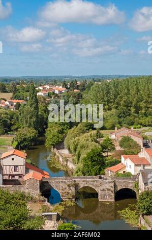 Vista della pittoresca cittadina medievale di Parthenay con un vecchio ponte sul fiume Thouet, Deux-Sevres (79), Nouvelle-Aquitaine, Francia Foto Stock