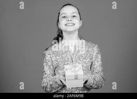 Il mio prezioso. Offerte accade ogni giorno. Ragazza con confezione regalo sfondo blu. Venerdì nero. Giornata di shopping. Carino adorabile bambino portano confezione regalo. Regalo a sorpresa box. Desideri per il compleanno. Mondo della felicità. Foto Stock