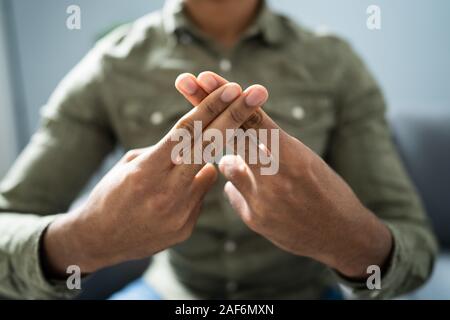 Uomo che utilizza il linguaggio dei segni per comunicare a casa Foto Stock