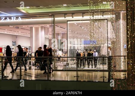 Bucarest, Romania - 26 dicembre 2017: Zara negozio in AFI Cotroceni Shopping Mall. Catena internazionale della moda grandi magazzini. Foto Stock