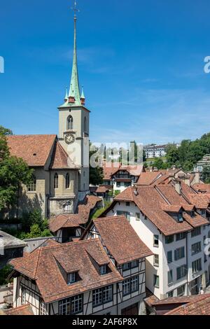 Nydegg chiesa (Nydeggkirche) e case con tetti di piastrelle, Berna Svizzera Foto Stock