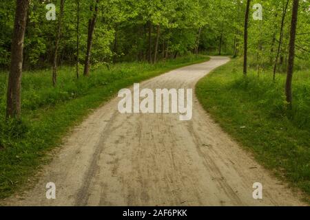 Camminando lungo il sentiero torreggiante nel Parco Nazionale della Cuyahoga Valley, Ohio Foto Stock