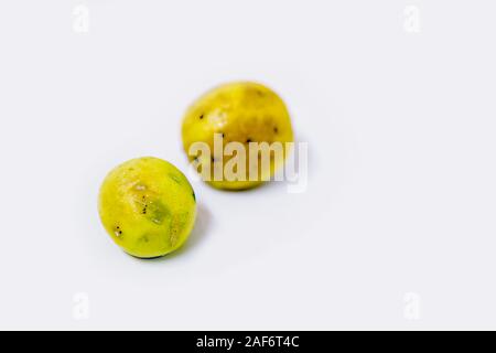 Vista dettagliata del brutto limone su sfondo bianco, limone con stampo isolati su sfondo bianco Foto Stock