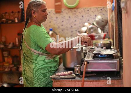 Sud Est asiatico o indiano cucina casalinga in cucina, dosa il cibo indiano. Foto Stock