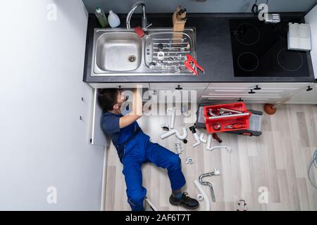 Elevato angolo di visione dei maschi di idraulico nel complessivo dissipatore di fissaggio tubo Foto Stock