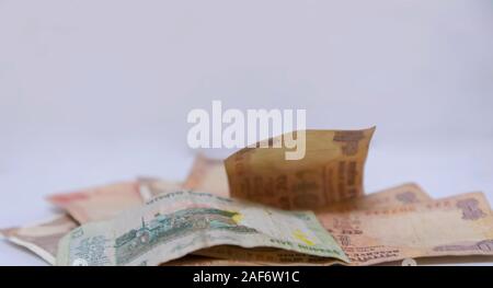 Vista dettagliata del nuovo di zecca colorato la valuta indiana di banconote da 5 e 10, 20 rupie Foto Stock