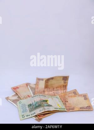 Vista dettagliata del nuovo di zecca colorato la valuta indiana di banconote da 5 e 10, 20 rupie - sfondo bianco Foto Stock
