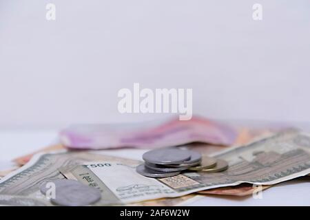 Vista dettagliata del nuovo di zecca colorato la valuta indiana banconote da 500 e 2000 rupie Foto Stock