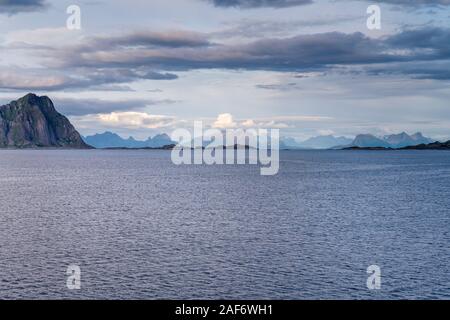 Arctic fjord paesaggio con dure skyline di Lofoten costa , girato sotto la luminosa luce estiva vicino a Svolvaer, Lofoten, Norvegia Foto Stock