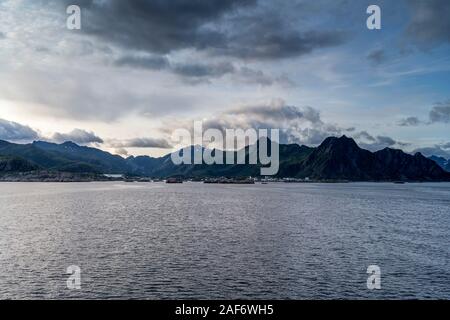 Arctic fjord paesaggio della costa aspra , girato in piena estate fake-luce del tramonto vicino a Svolvaer, Lofoten, Norvegia Foto Stock
