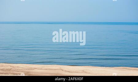 Calma blu sulla costa del Mar Baltico. Curonian Spit, la regione di Kaliningrad, Russia Foto Stock