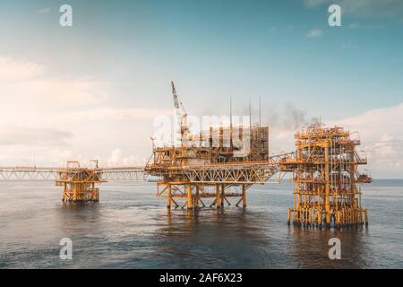 Massiccia piattaforma di produzione petrolifera offshore Foto Stock