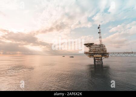 Massiccia piattaforma di produzione petrolifera offshore Foto Stock