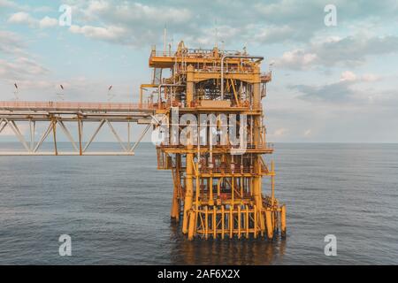 Massiccia piattaforma di produzione petrolifera offshore Foto Stock