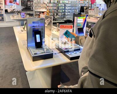 Nizza, Francia - 24 Nov 2019: uomo adulto test del nuovo Samsung Galaxy S10 francese FNAC negozio elettronico mall prima di venerdì nero offerte Foto Stock